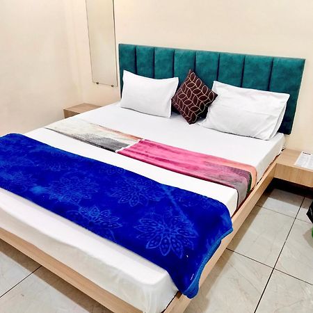 Hotel Raghavan In Front Of Railway Station Platform No 8 Ujjain Exteriör bild