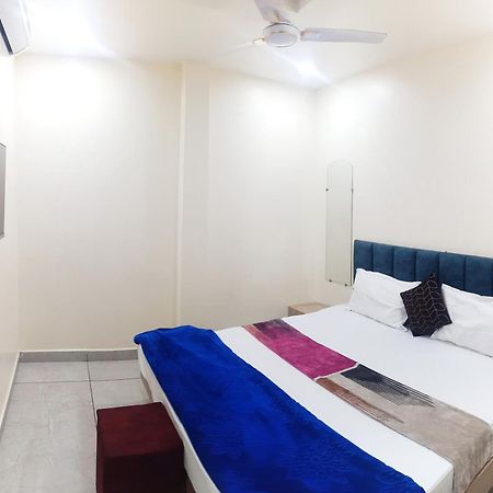 Hotel Raghavan In Front Of Railway Station Platform No 8 Ujjain Exteriör bild