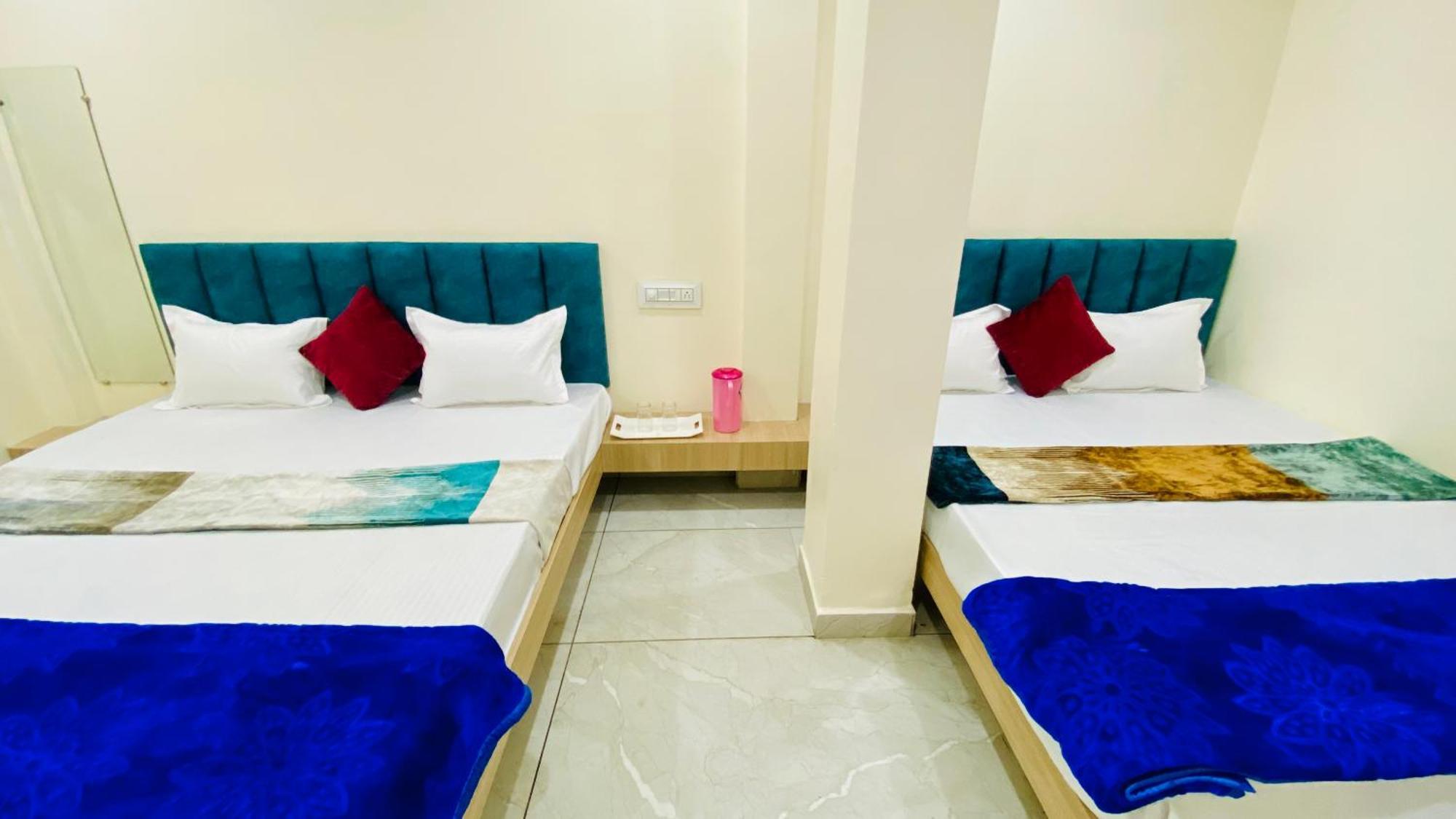 Hotel Raghavan In Front Of Railway Station Platform No 8 Ujjain Exteriör bild