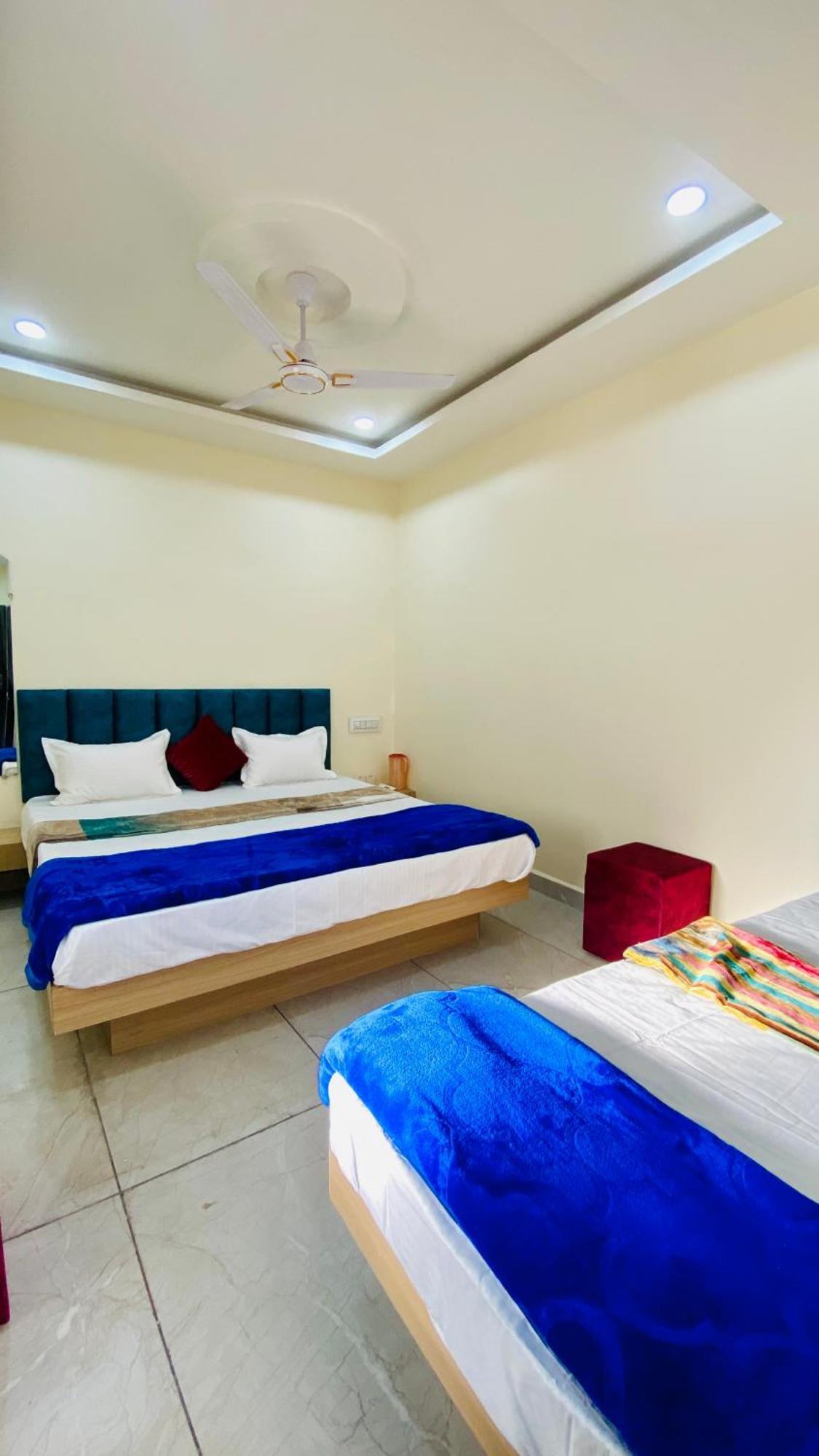 Hotel Raghavan In Front Of Railway Station Platform No 8 Ujjain Exteriör bild