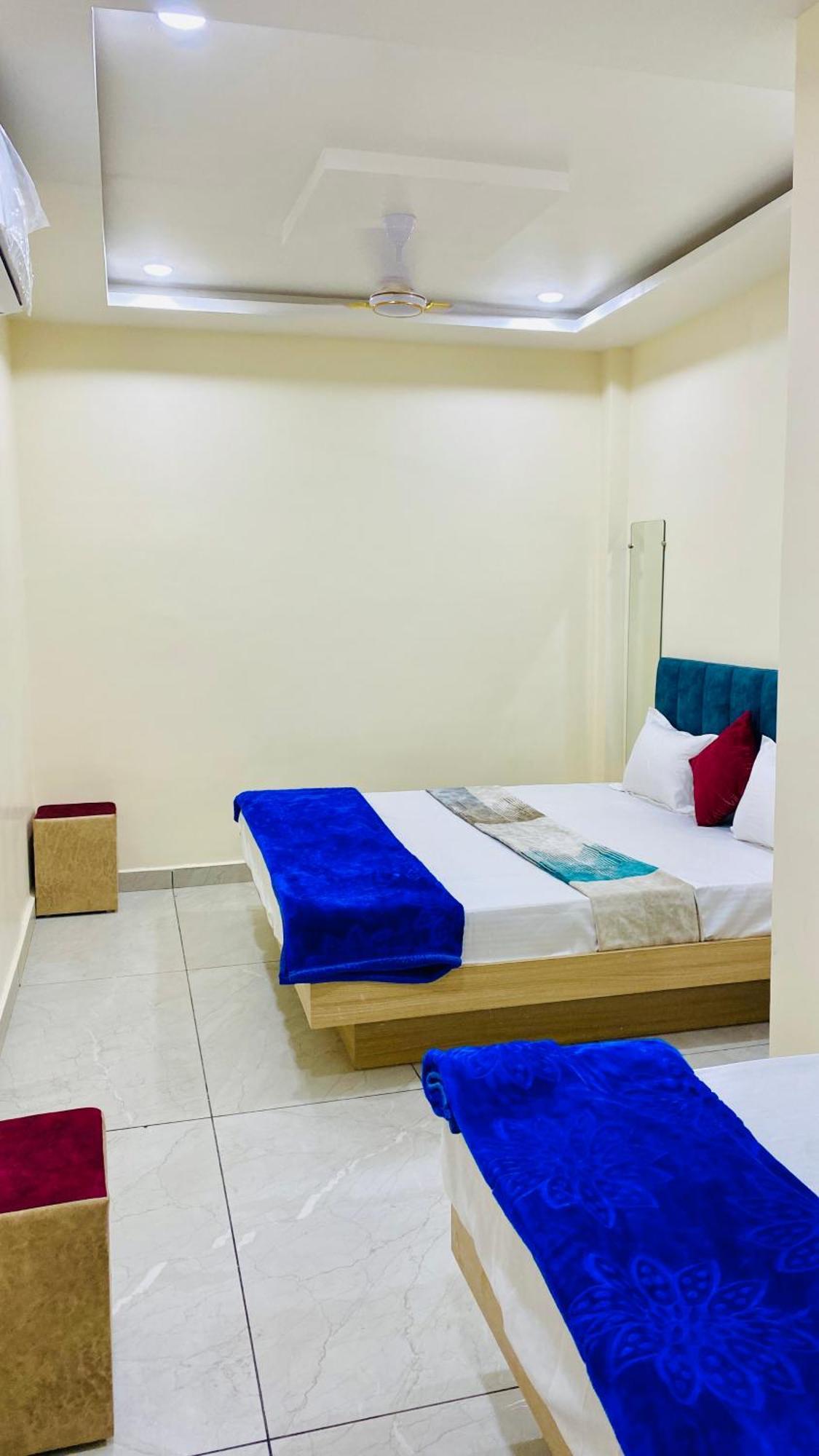 Hotel Raghavan In Front Of Railway Station Platform No 8 Ujjain Exteriör bild