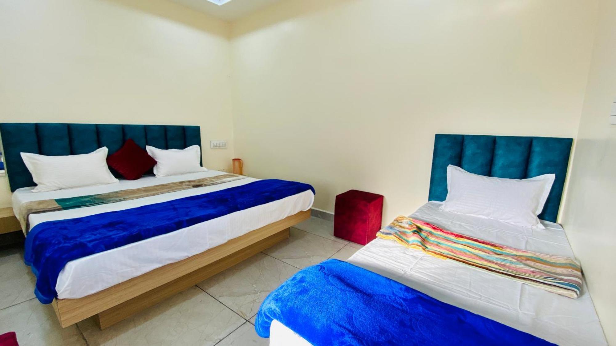 Hotel Raghavan In Front Of Railway Station Platform No 8 Ujjain Exteriör bild
