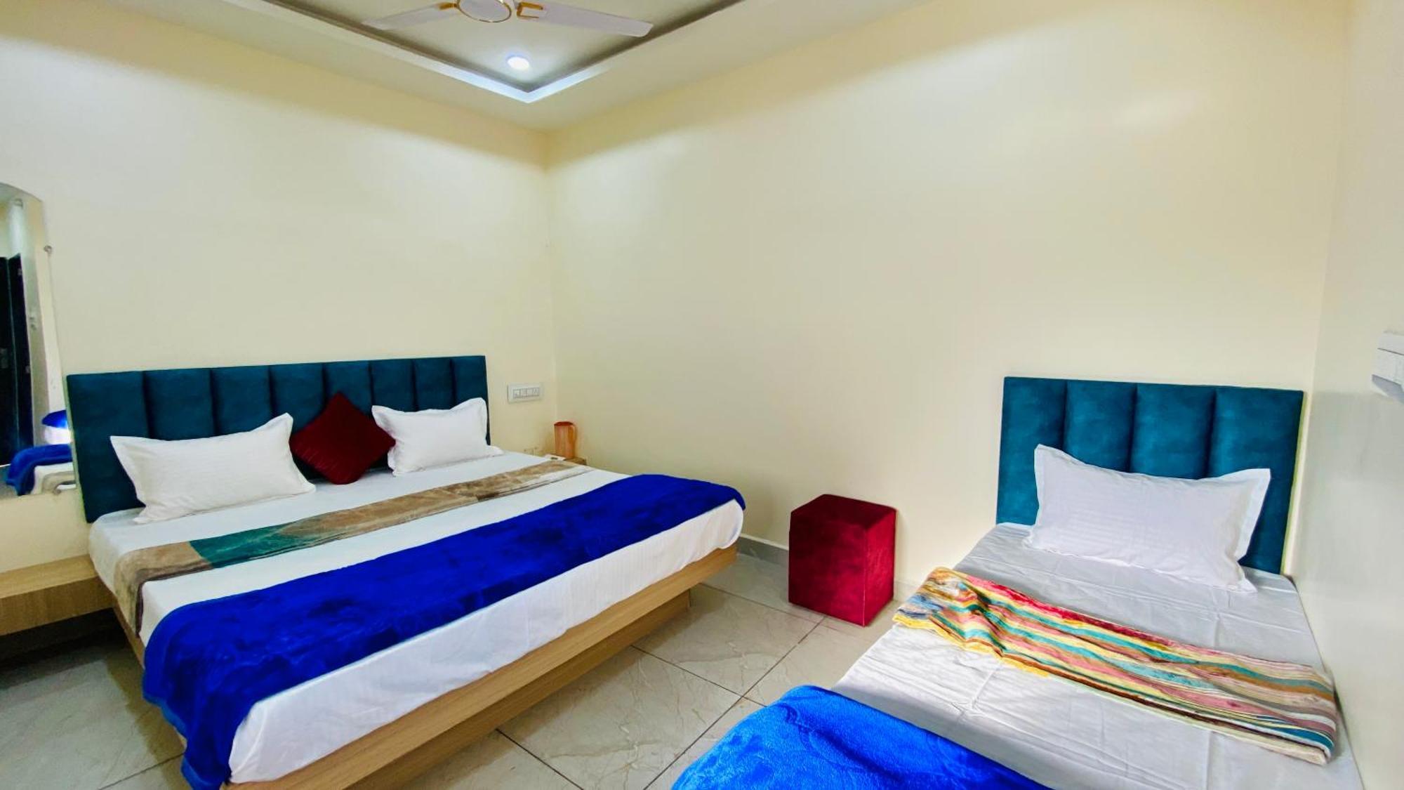 Hotel Raghavan In Front Of Railway Station Platform No 8 Ujjain Exteriör bild