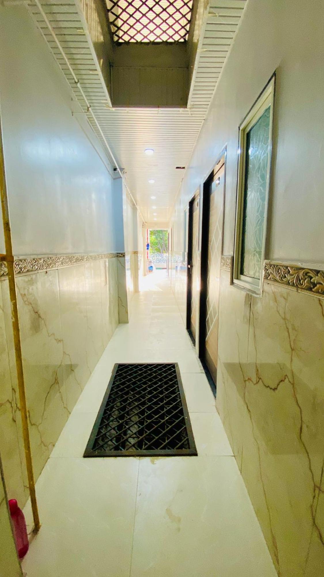 Hotel Raghavan In Front Of Railway Station Platform No 8 Ujjain Exteriör bild