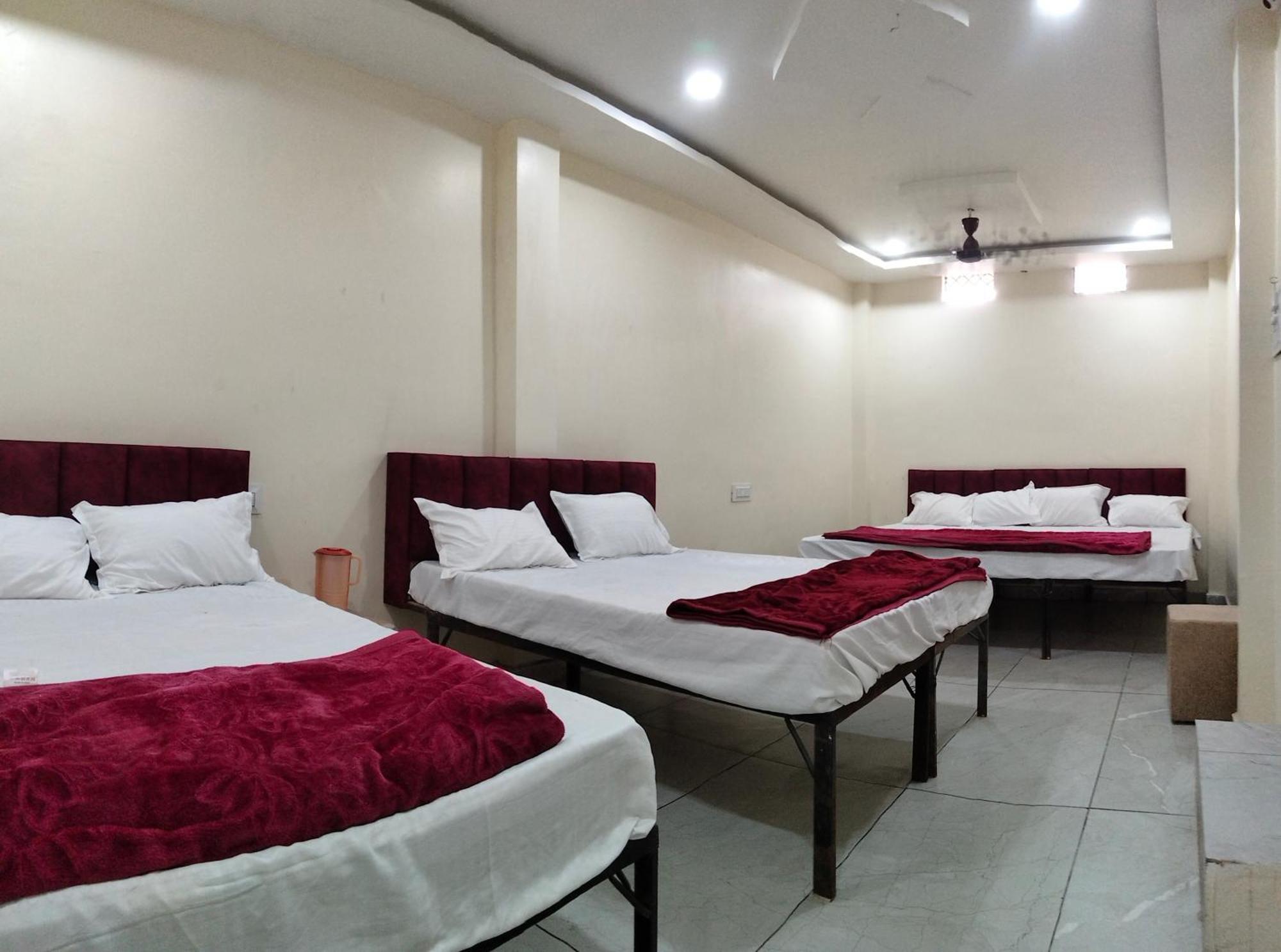 Hotel Raghavan In Front Of Railway Station Platform No 8 Ujjain Exteriör bild