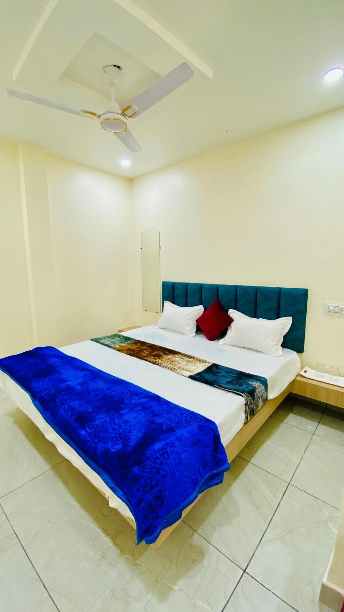 Hotel Raghavan In Front Of Railway Station Platform No 8 Ujjain Exteriör bild