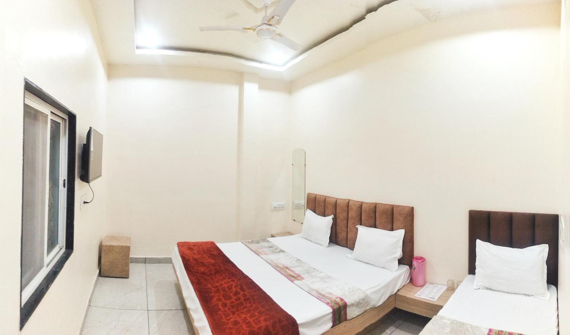 Hotel Raghavan In Front Of Railway Station Platform No 8 Ujjain Exteriör bild