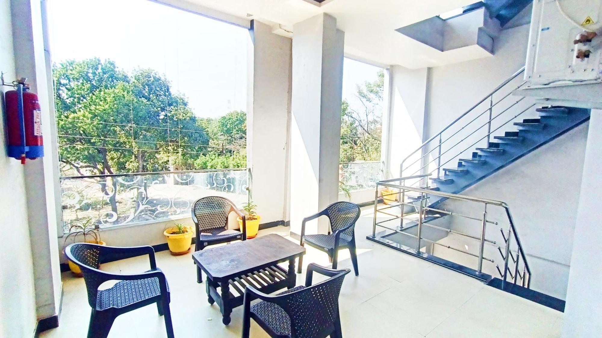 Hotel Raghavan In Front Of Railway Station Platform No 8 Ujjain Exteriör bild