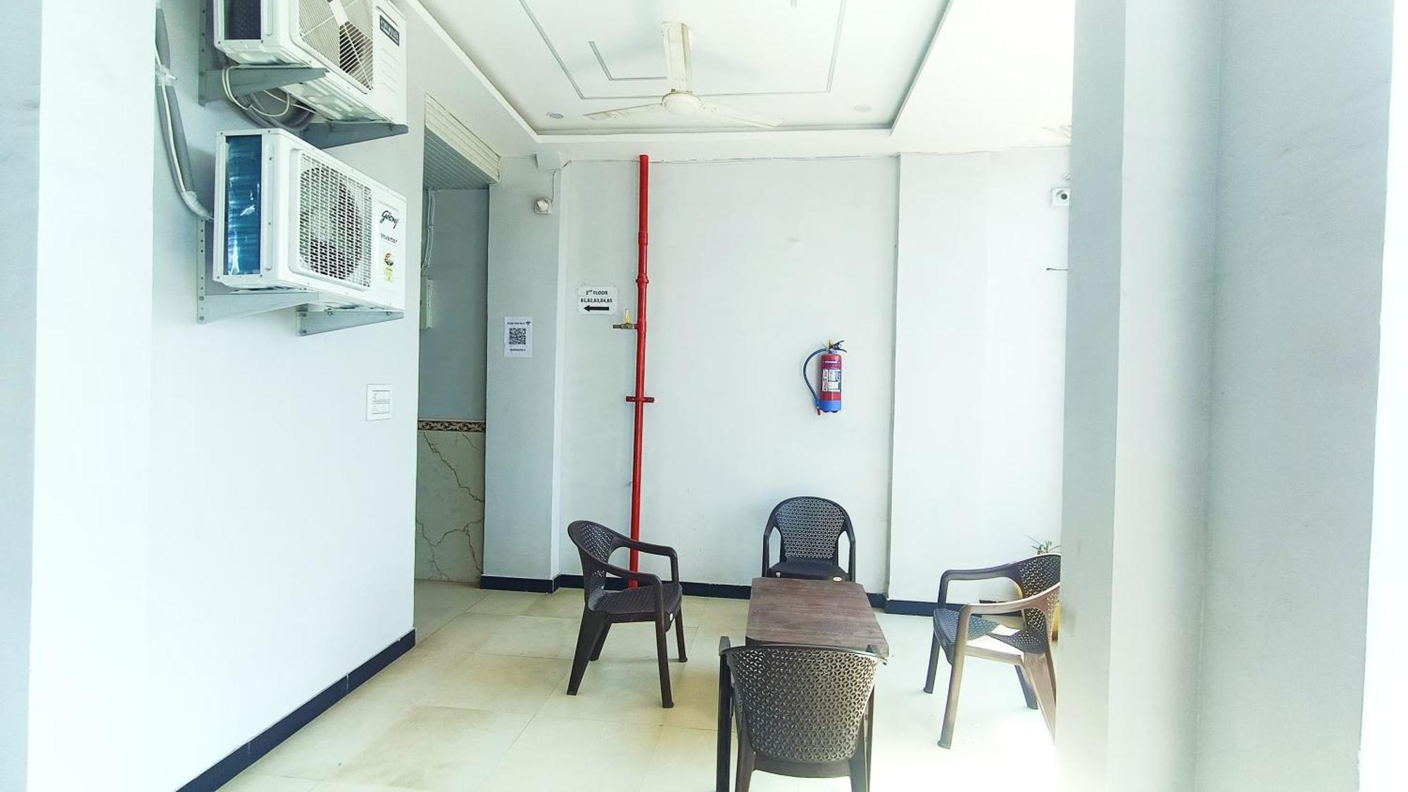 Hotel Raghavan In Front Of Railway Station Platform No 8 Ujjain Exteriör bild