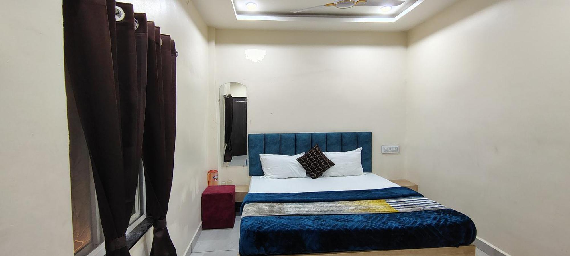 Hotel Raghavan In Front Of Railway Station Platform No 8 Ujjain Exteriör bild