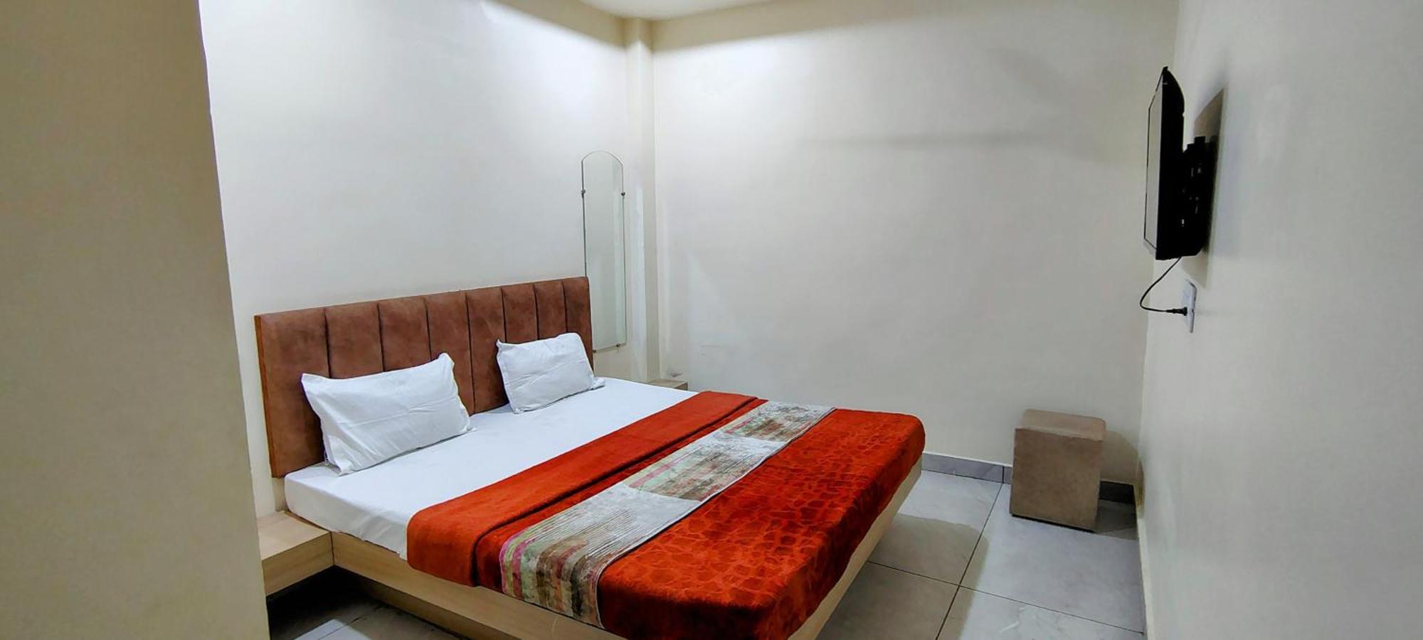 Hotel Raghavan In Front Of Railway Station Platform No 8 Ujjain Exteriör bild