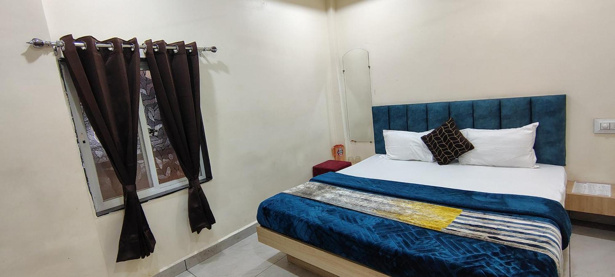Hotel Raghavan In Front Of Railway Station Platform No 8 Ujjain Exteriör bild