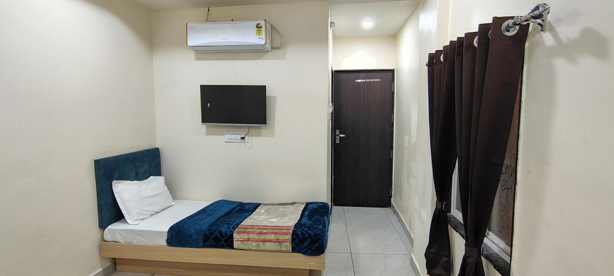 Hotel Raghavan In Front Of Railway Station Platform No 8 Ujjain Exteriör bild